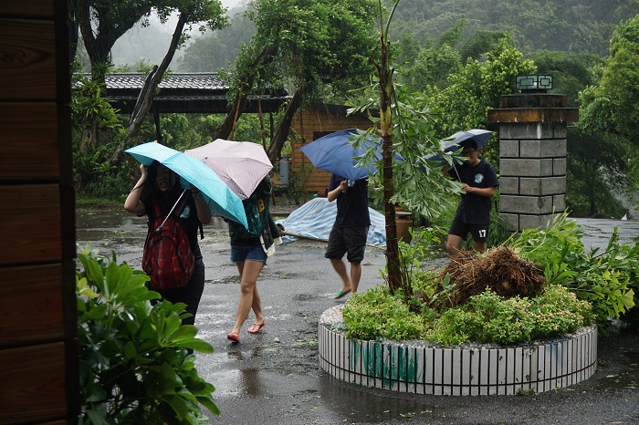 营员们冒着台风参加闭营仪式